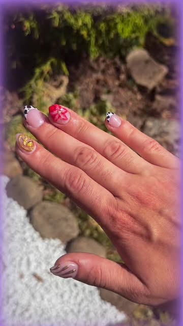 POV : tu voulais une pose simple&hellip; ✨  Entre la fleur 3D, les d&eacute;tails dor&eacute;s et ...